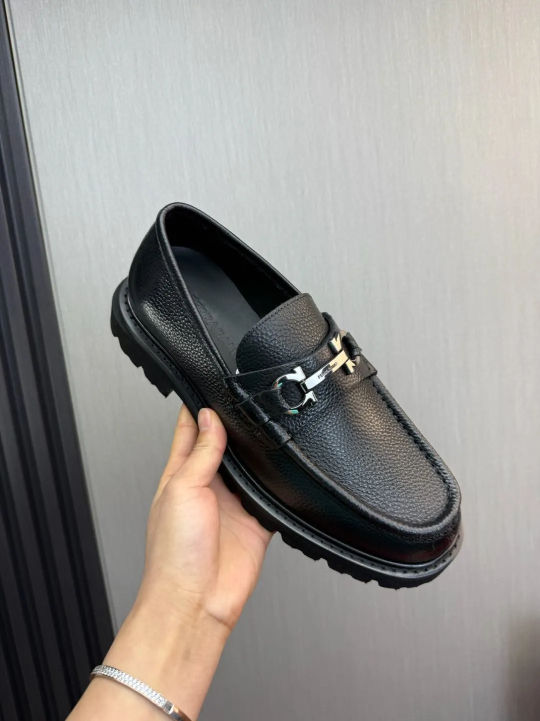 Men's shoes 💰880💰 Ferragamo. [Ferragamo] men's thick-soled loafers, the latest hot style, 1:1 original purchase quality, top quality, imported open-edge beaded cowhide leather on the upper, hand-made three-dimensional stitching highlights the round toe design, the inner foot pads are all imported cowhide, with original lightweight foam outsole, matching code 39-44, (38, 45 custom-made, non-refundable)